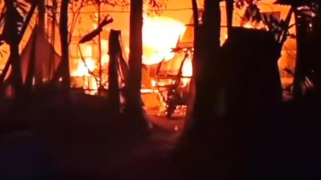 বরিশালে অগ্নিকাণ্ডে বসতঘর পুড়ে ছাই