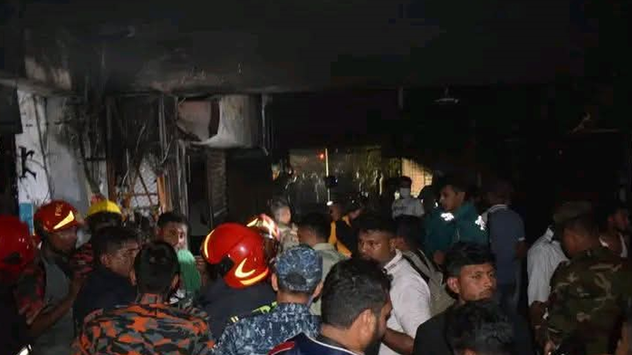 খুলনায় শপিং সেন্টারে আগুন