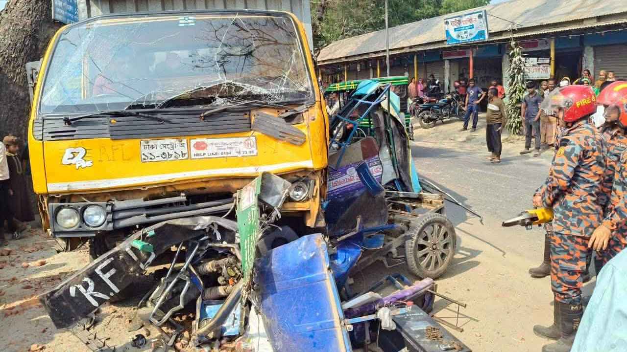 গাইবান্ধায় কাভার্ডভ্যান-অটোর সংঘর্ষে চালকসহ নিহত ২