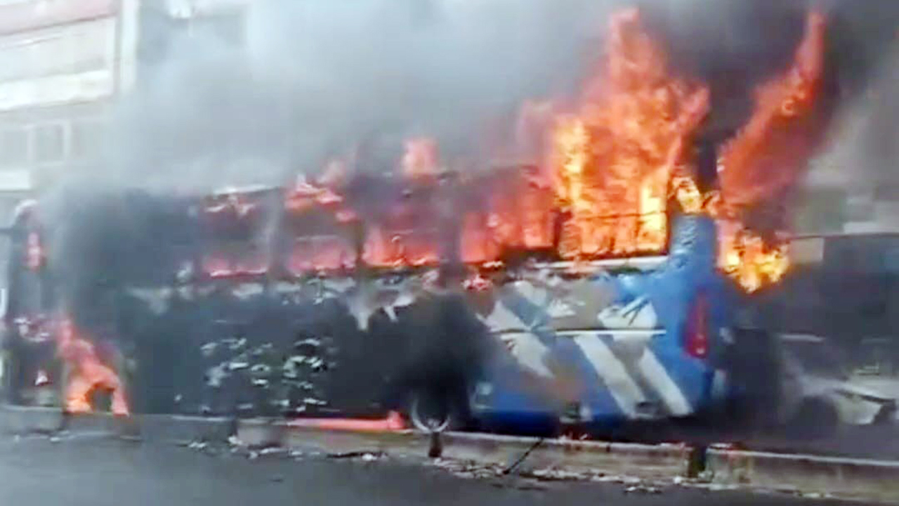 গাজীপুরে মোটরসাইকেলের সঙ্গে সংঘর্ষে যাত্রীবাহী বাসে আগুন