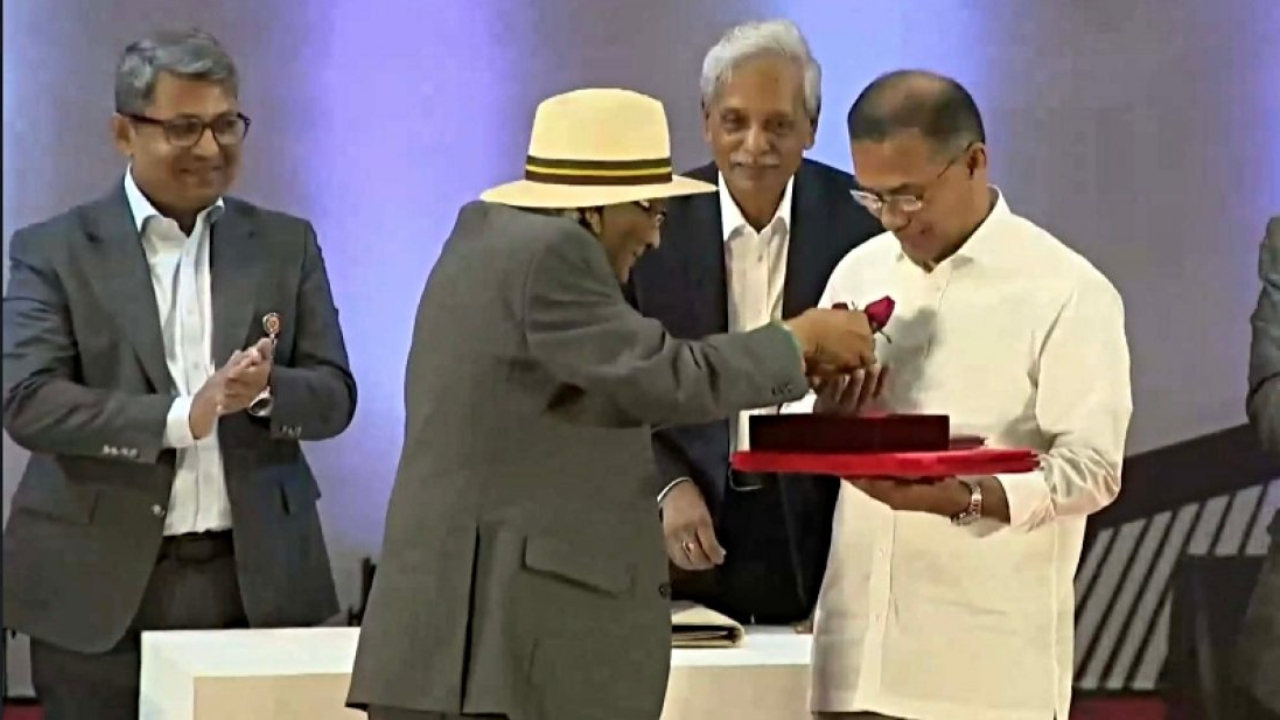 তারেক রহমানকে লাল গোলাপ উপহার দিলেন শফিক রেহমান