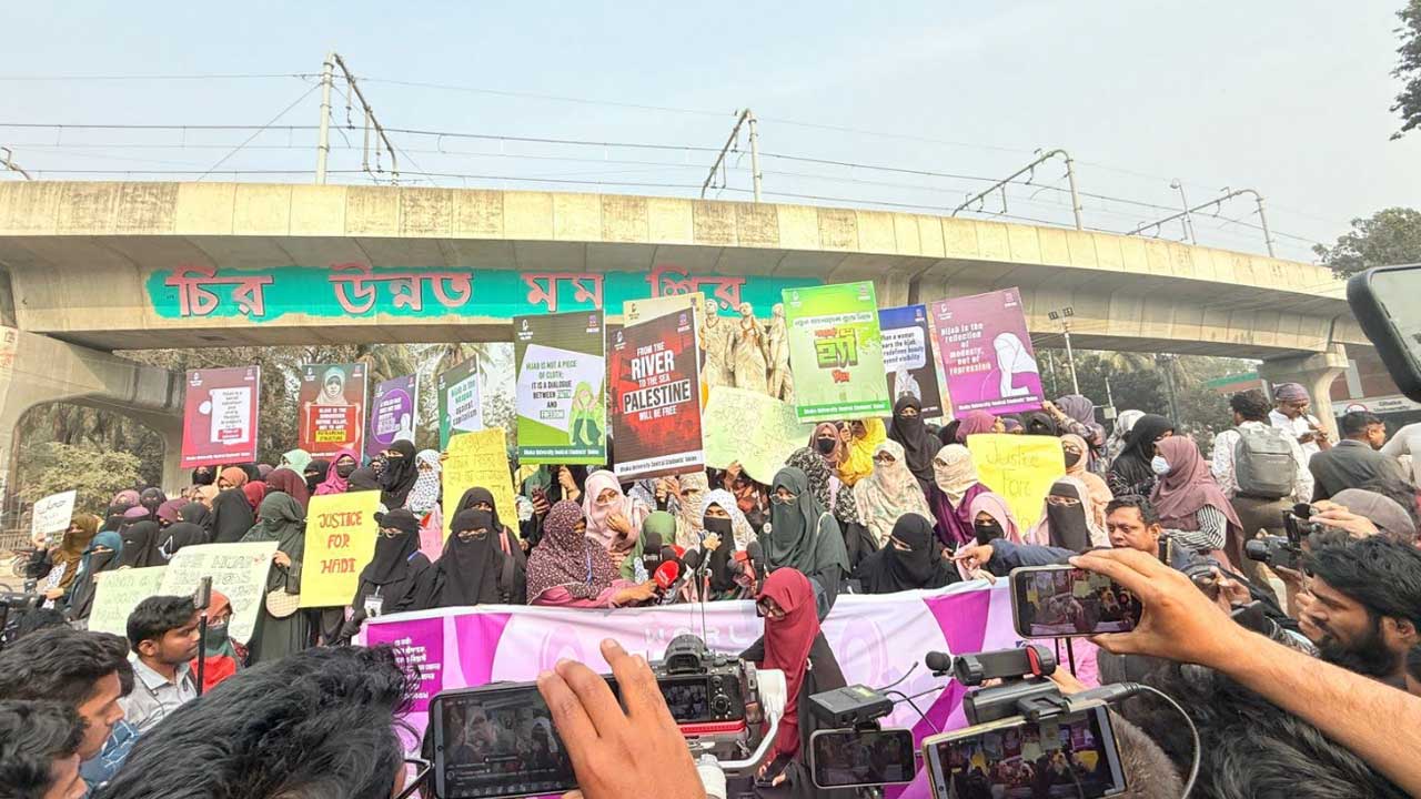 ডাকসুর উদ্যোগে ঢাবিতে বিশ্ব হিজাব দিবস উদযাপন উপলক্ষ্যে র্যালি