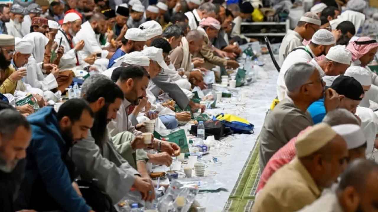 মসজিদে নববীতে ইফতারে রোজাদারদের ঢল