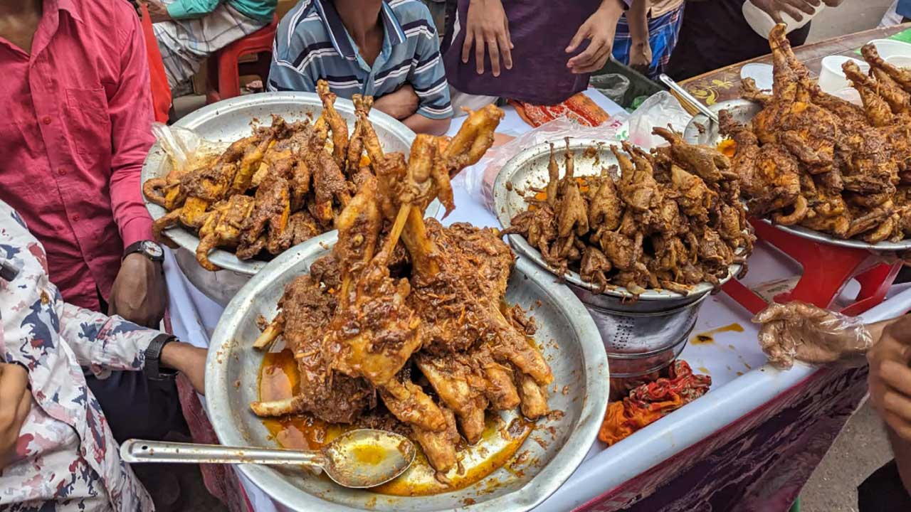 রোজার প্রথম দিনেই চকবাজারের ইফতারির স্বাদ নিতে ভিড়