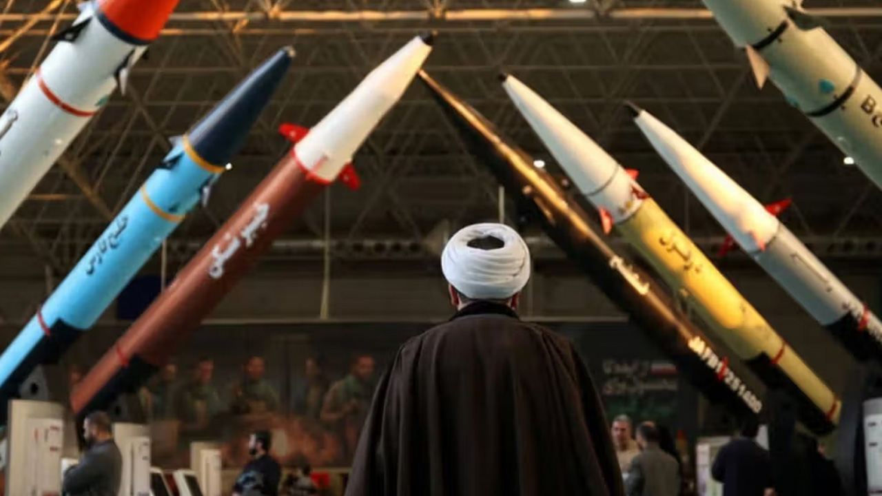 আলোচনা নয়, ইরানকে সম্পূর্ণ নিরস্ত্র-অপমান করতে চান ট্রাম্প