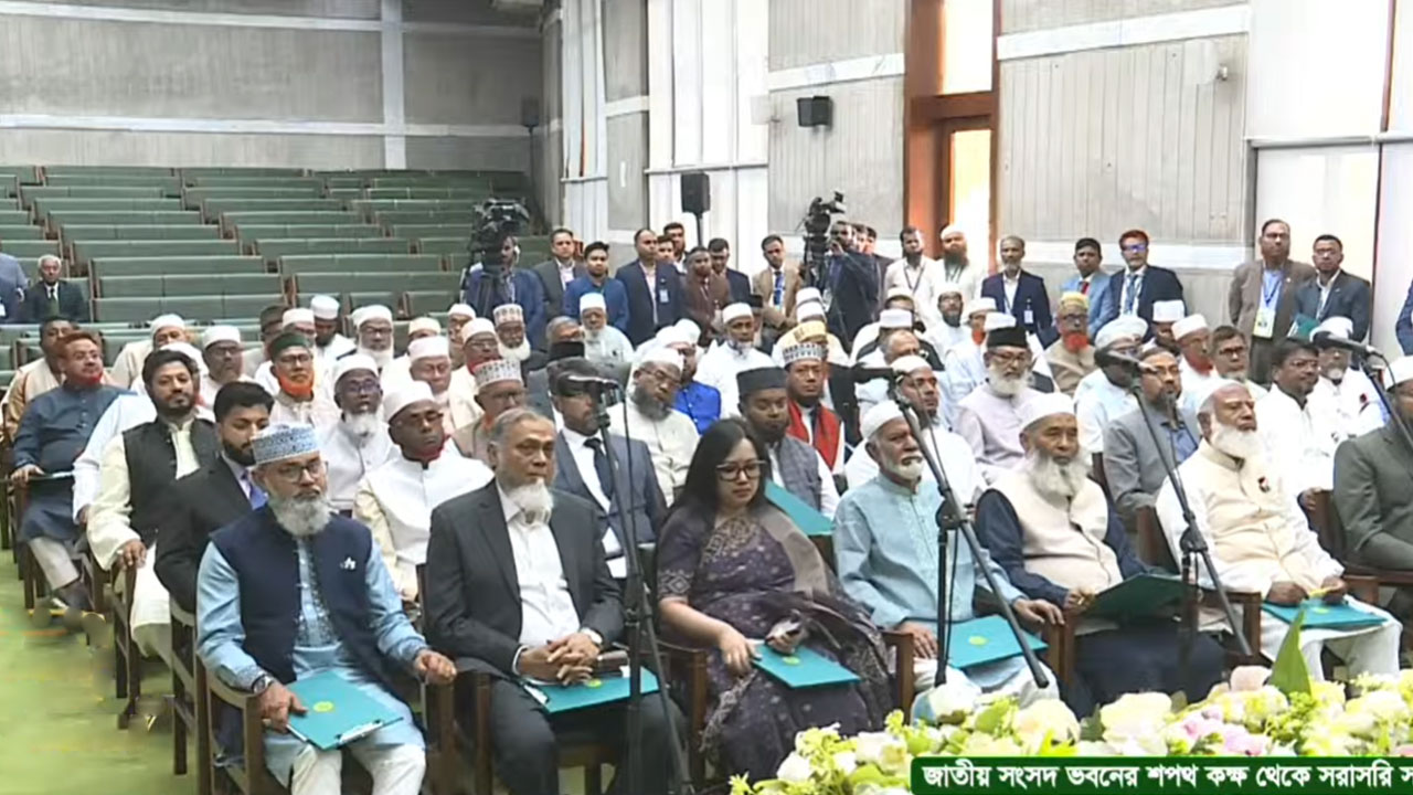 সংবিধান সংস্কার পরিষদের শপথ থেকে বেরিয়ে গেলেন রুমিন ফারহানা–ইশরাক