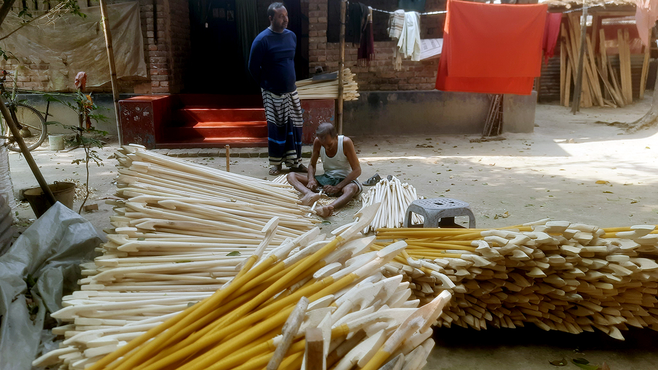 বিলুপ্তির পথে কাঠের হাতলের ছাতা