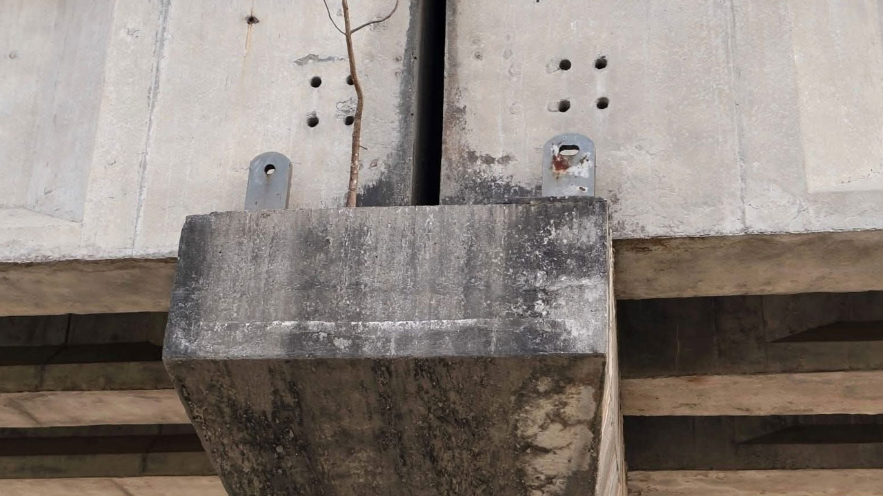 কুড়িগ্রামে ধরলা সেতুর নাট চুরি