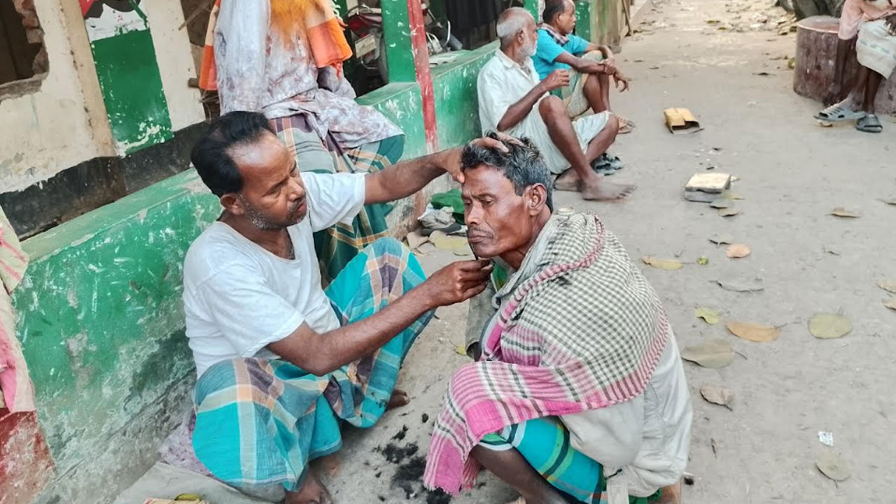 খোলা আকাশের নিচেই ‘সেলুন’, পিঁড়িতে বসে চলে টিকে থাকার লড়াই