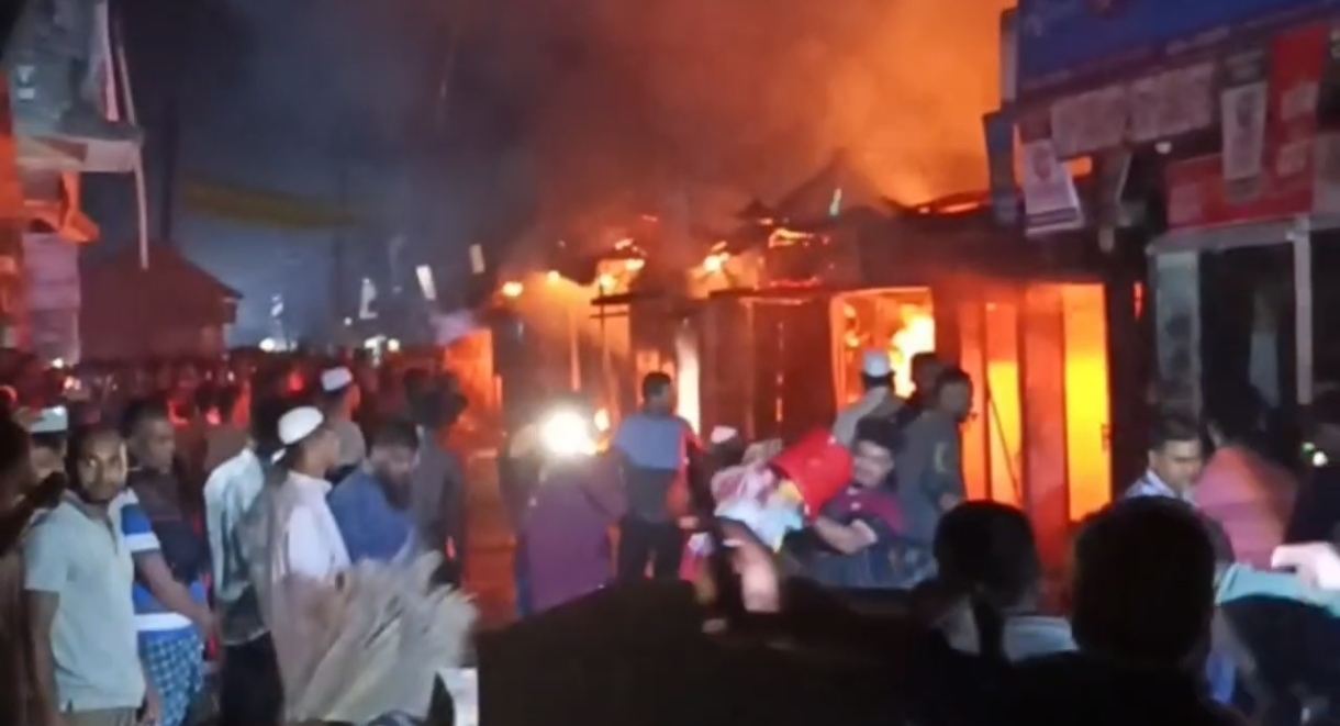 লক্ষ্মীপুরে আগুনে ৯টি দোকান পুড়ে ছাই
