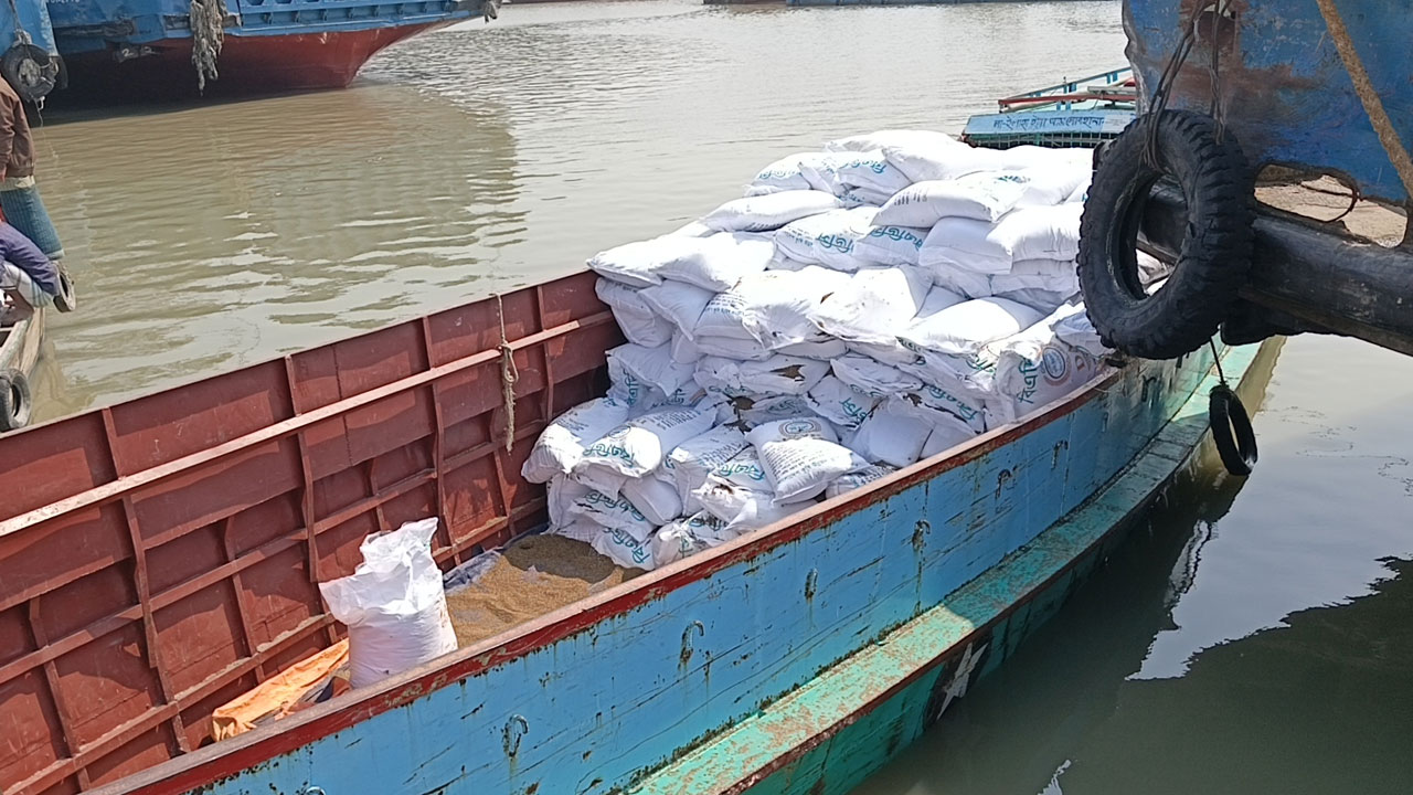 লক্ষ্মীপুরে নদীপথে পাচারকালে বিএডিসির ৩০০ বস্তা সার জব্দ