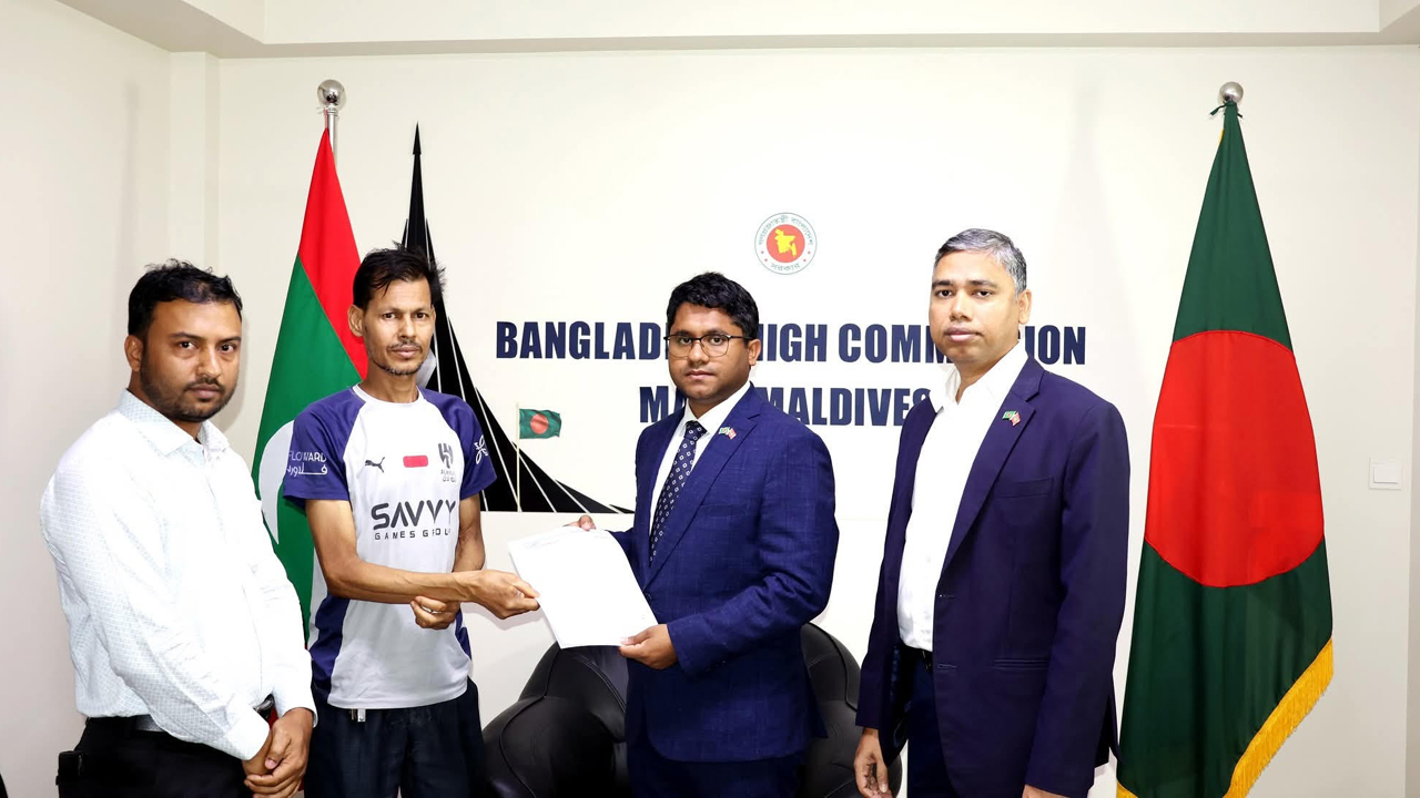 অসুস্থ মালদ্বীপ প্রবাসীকে দেশে ফিরতে টিকিট হস্তান্তর