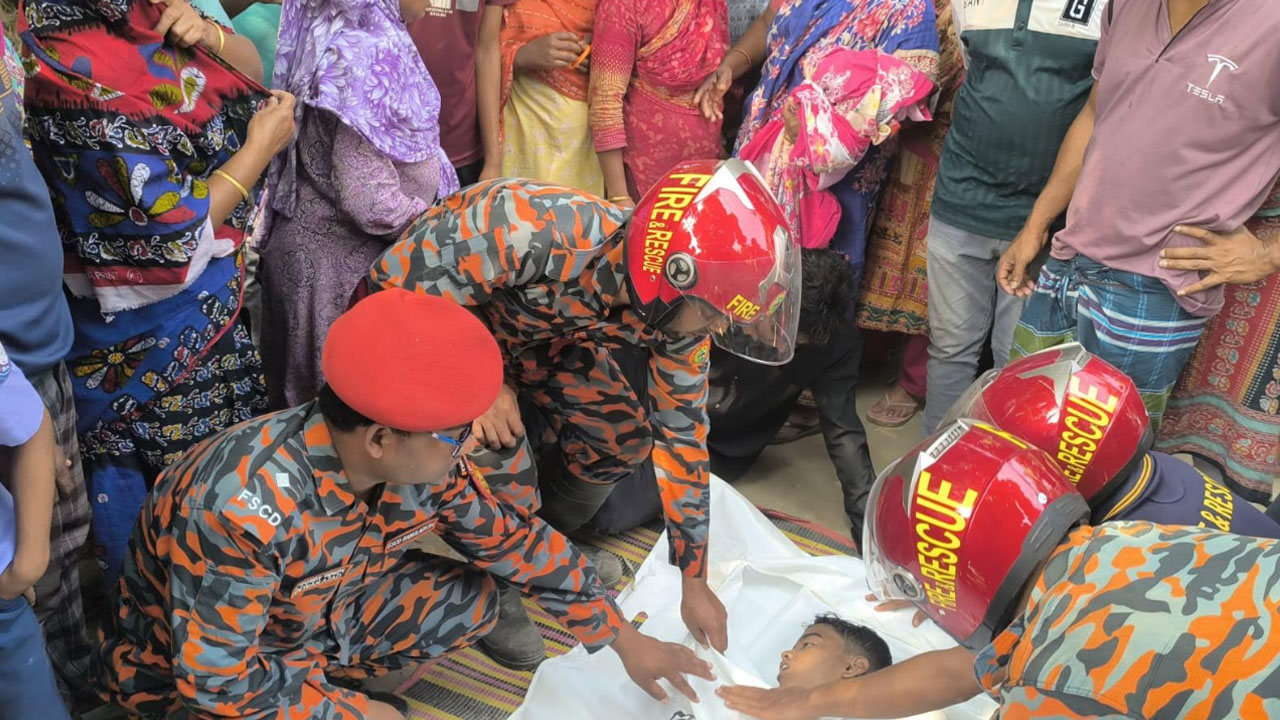 বাড়ির আঙিনায় খেলতে গিয়ে পুকুরে পড়ে শিশুর মৃত্যু