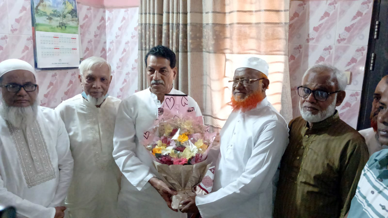 পরাজিত প্রার্থীর বাড়িতে ফুল নিয়ে হাজির এমপি খায়রুল কবির