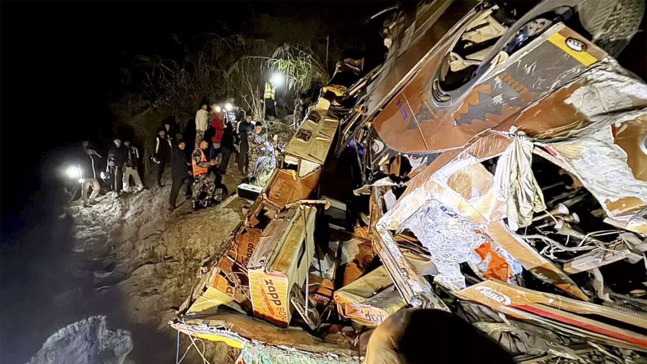 নেপালে নদীতে বাস উল্টে পড়ে ১৮ জন নিহত