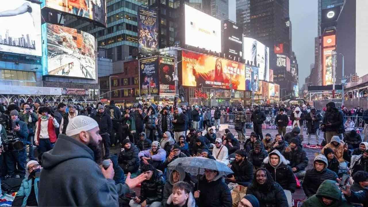 নিউইয়র্কের টাইমস স্কয়ারে ইফতার ও তারাবিতে মুসল্লিদের ঢল