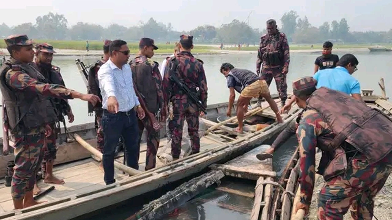 তিস্তা থেকে অবৈধভাবে পাথর উত্তোলন, ১১ নৌকা বিনষ্ট করল প্রশাসন