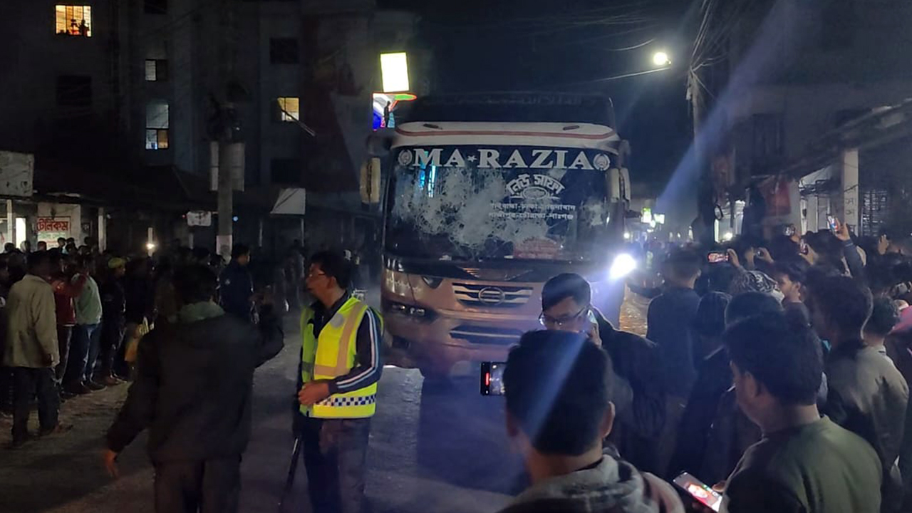 পথচারীকে ধাক্কা দিয়ে পালানোর চেষ্টা, বিক্ষুব্ধ জনতার বাস ভাঙচুর