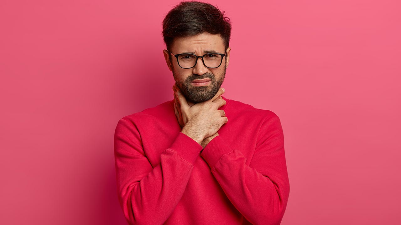 এই সময়ে গলা ব্যথা? জেনে নিন ঘরোয়া সমাধান