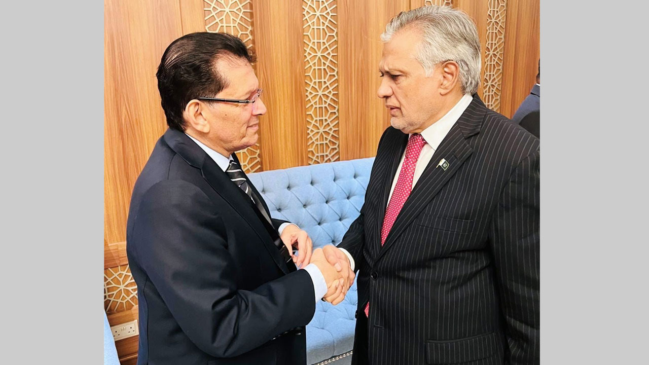 ঢাকায় আসতে চান পাকিস্তানের প্রধানমন্ত্রী