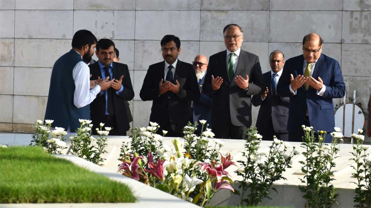 খালেদা জিয়ার কবরে পাকিস্তানের মন্ত্রীর শ্রদ্ধা