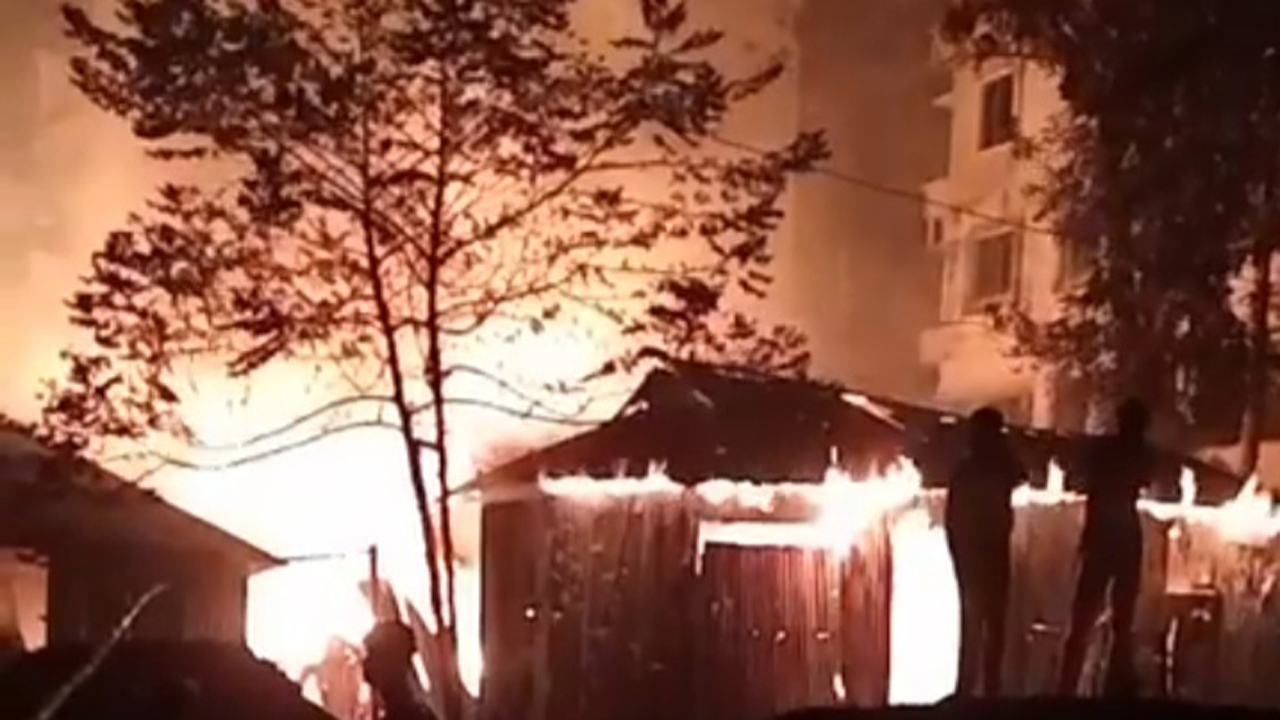 কালিয়াকৈরে মধ্যরাতে কলোনি ও তুলার গোডাউনে আগুন