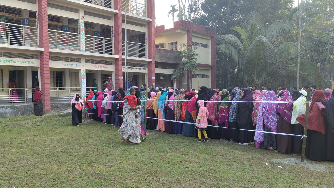 উৎসবের আমেজে পিরোজপুরে ভোটগ্রহণ চলছে