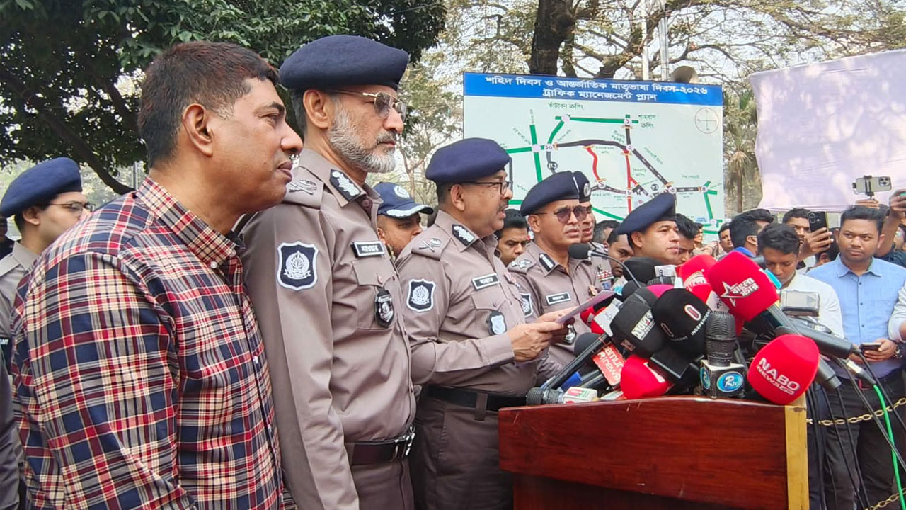 একুশে ফেব্রুয়ারি ঘিরে কোনো নিরাপত্তা শঙ্কা নেই : ডিএমপি কমিশনার