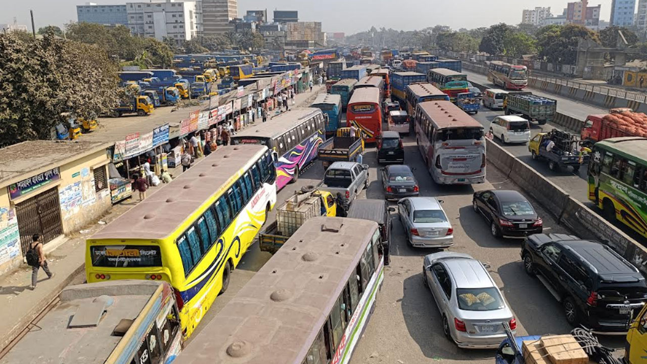 ঢাকা-চট্টগ্রাম মহাসড়কে দীর্ঘ যানজট
