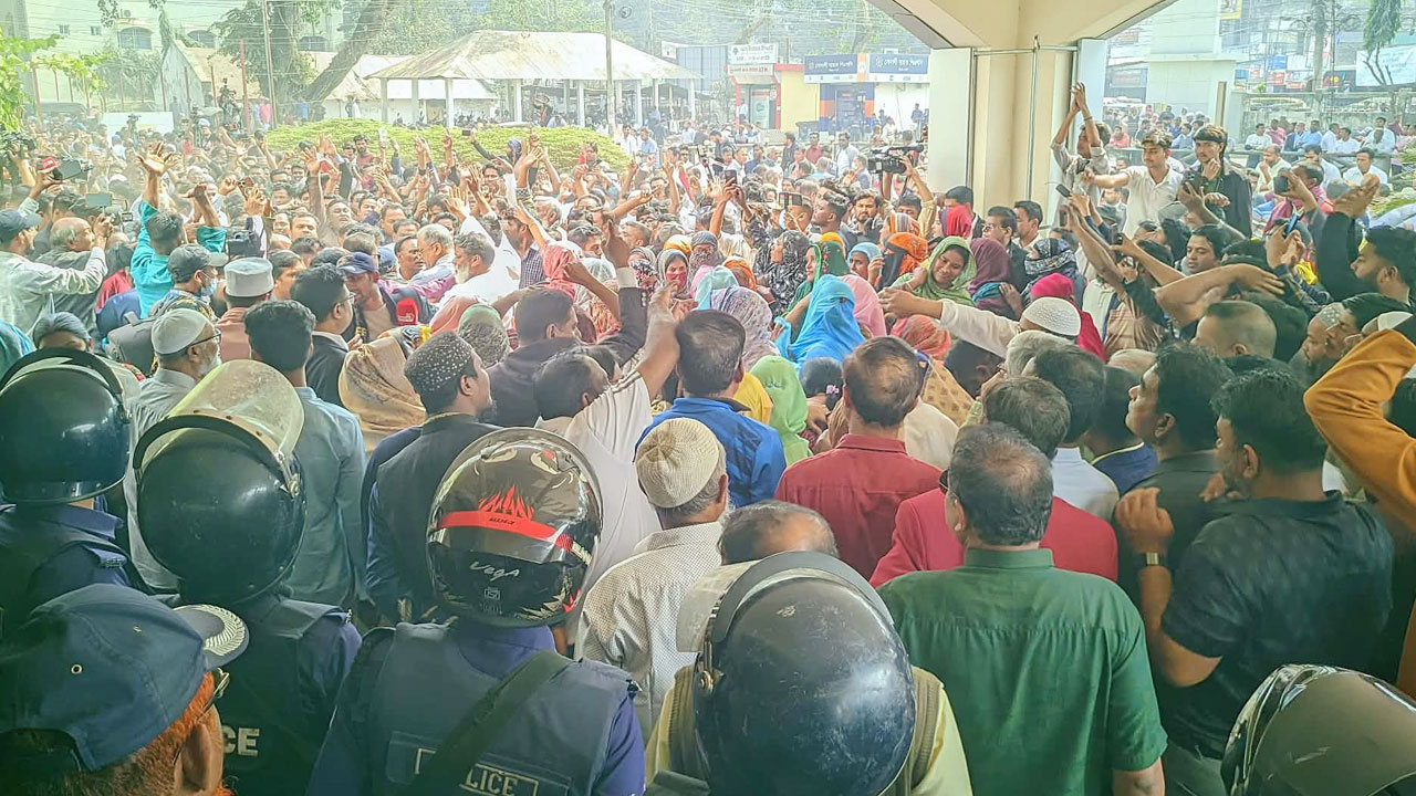 মিছিল স্লোগানে উত্তাল রংপুর, ভোট পুনর্গণনার দাবিতে ডিসি অফিস ঘেরাও
