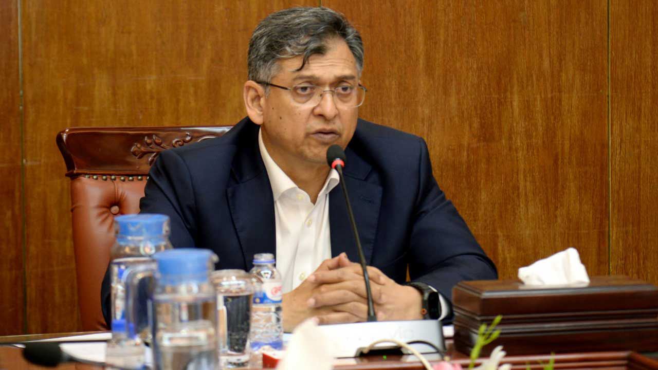 সব বাহিনীর প্রধানদের নিয়ে স্বরাষ্ট্রমন্ত্রীর উচ্চ পর্যায়ের বৈঠক শুরু