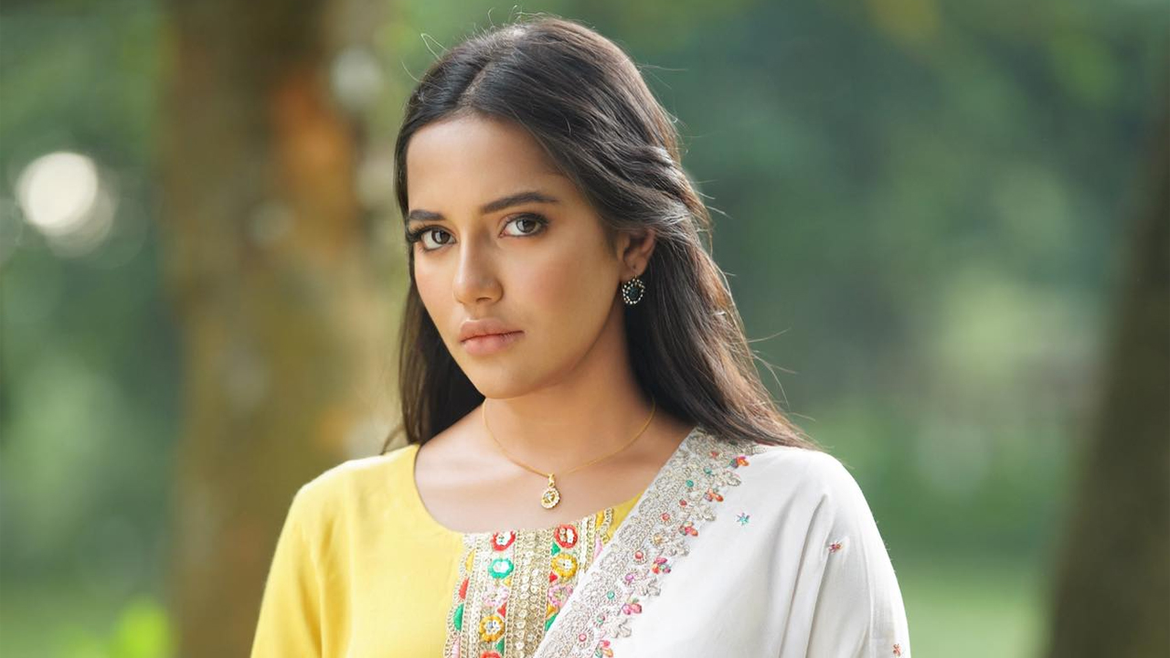 বাংলাদেশকে মিস করছি : মাহি