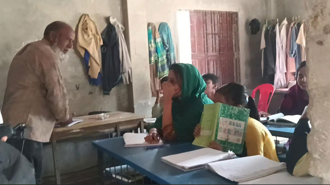 শ্রেণিকক্ষই শিক্ষকের বসতি, ৮ম শ্রেণির পর ঝড়ে পড়ে শিশুরা