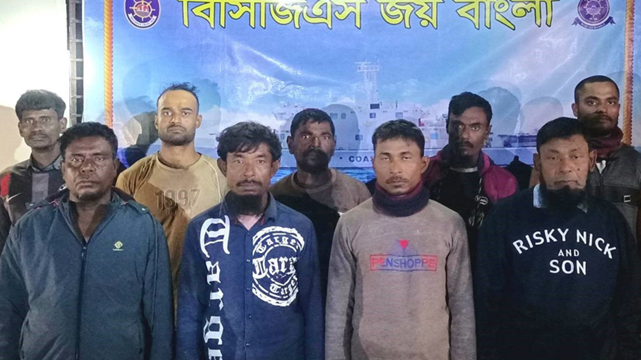 সমুদ্রে ভাসতে থাকা নৌকার ৯ জেলেকে উদ্ধার