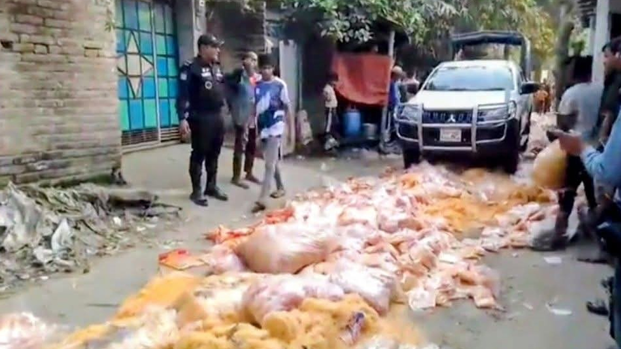 রং মিশ্রিত সেমাই রাস্তায় গুঁড়িয়ে ধ্বংস, আড়াই লাখ জরিমানা