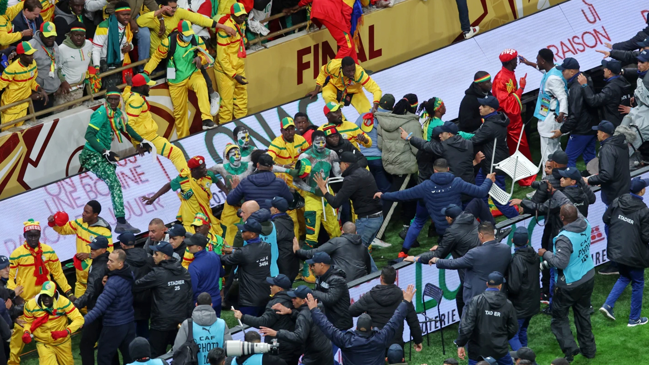 মাঠে বিশৃঙ্খলার দায়ে ১৯ সমর্থকের কারাদণ্ড