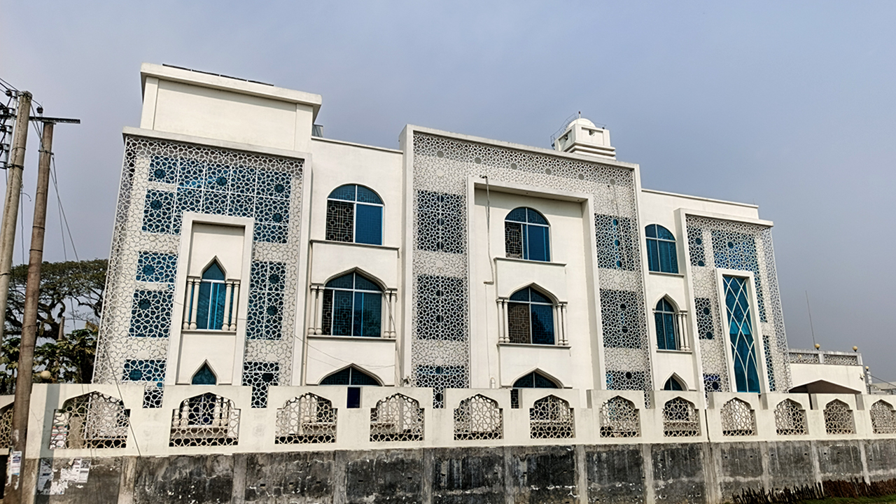 সমালোচনার মুখে বিদ্যুৎ ফিরল নালিতাবাড়ী মডেল মসজিদে