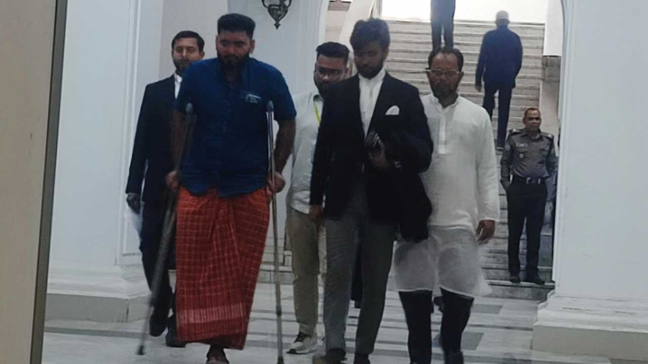 ছেলের মাথায় হাত বুলাতে গিয়ে আঙুল ঢুকে যায় গুলির ক্ষতে