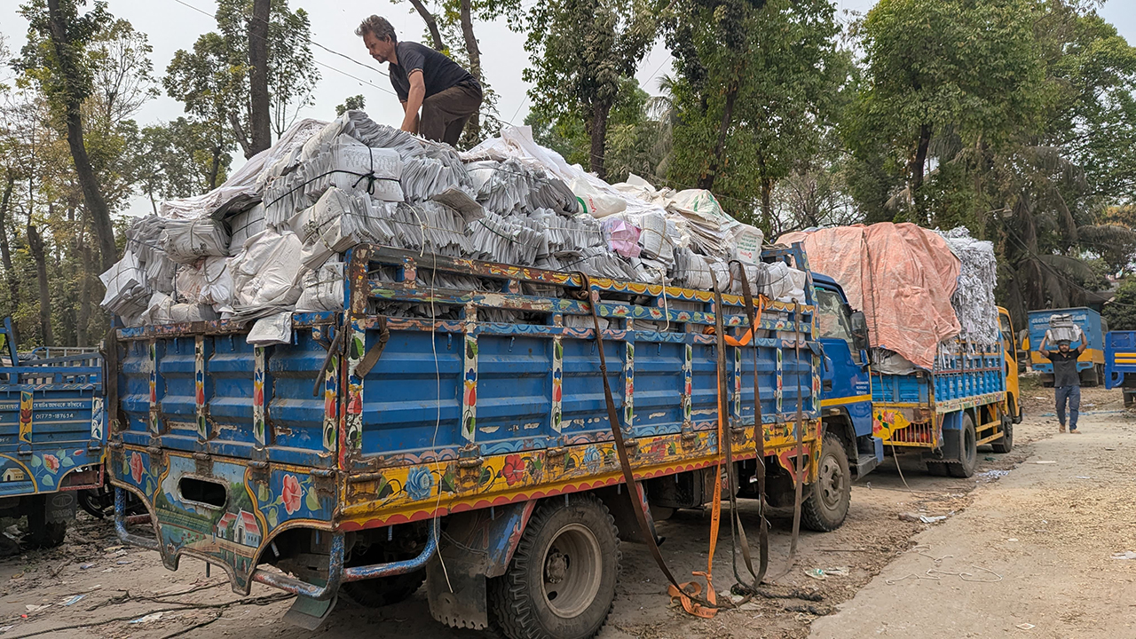 ছাপাখানায় অভিযান, ২০ লাখ টাকার গাইড বই ও মেশিন জব্দ