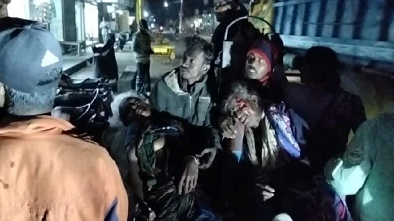 জীবননগরে শিয়ালের সঙ্গে ধাক্কায় আলমসাধু উল্টে নারী নিহত