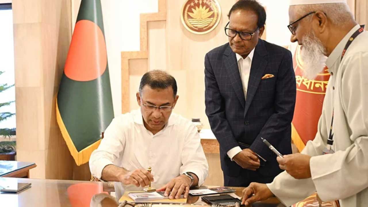 স্মারক ডাকটিকিট অবমুক্ত করলেন প্রধানমন্ত্রী