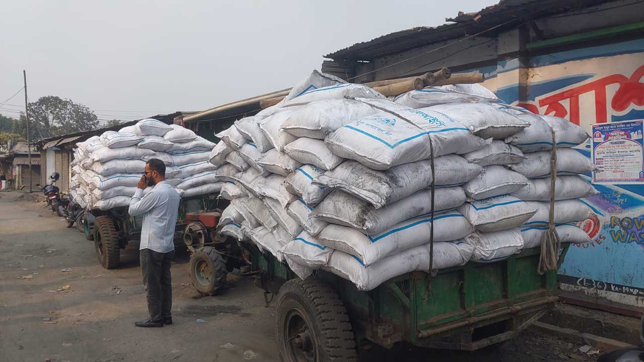 রেশনের জন্য কেনা ১০ টন চিনি কম দামে বিক্রি করে দিলো পুলিশ
