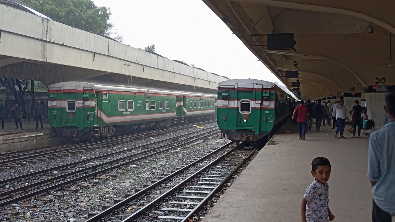 অবৈধ ট্রেন ভ্রমণে সুযোগ করে দেওয়ায় ৩ কর্মী বরখাস্ত