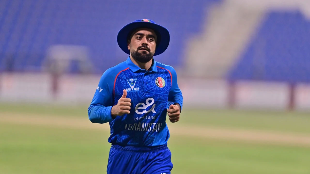 আফগান নারী ক্রিকেট দলের পাশে রশিদ