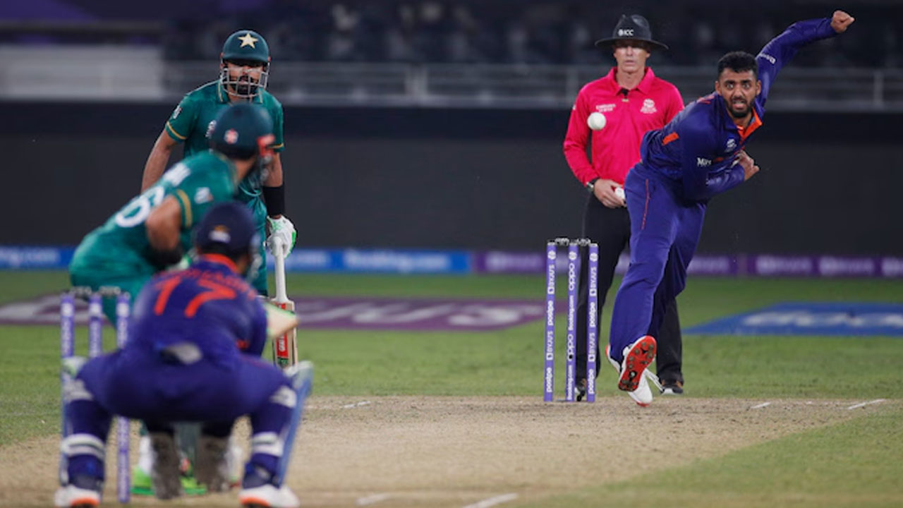 হাইভোল্টেজ ম্যাচে ভারত নাকি পাকিস্তান এগিয়ে, যা বললেন এই স্পিনার