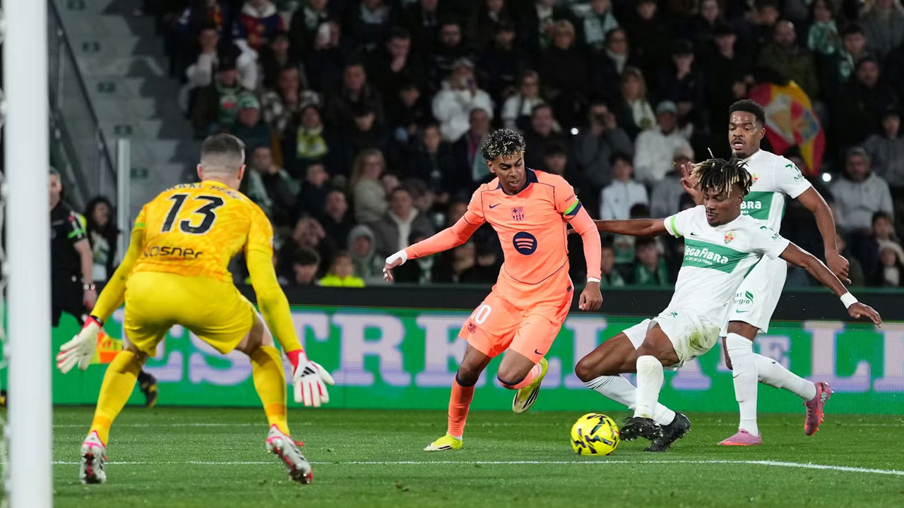 ইয়ামালকে প্রশংসায় ভাসালেন বার্সা কোচ