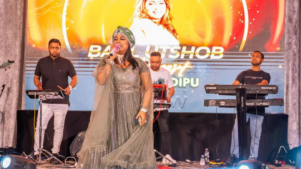 লন্ডনে বাউল উৎসব মাতালেন শারমিন দিপু