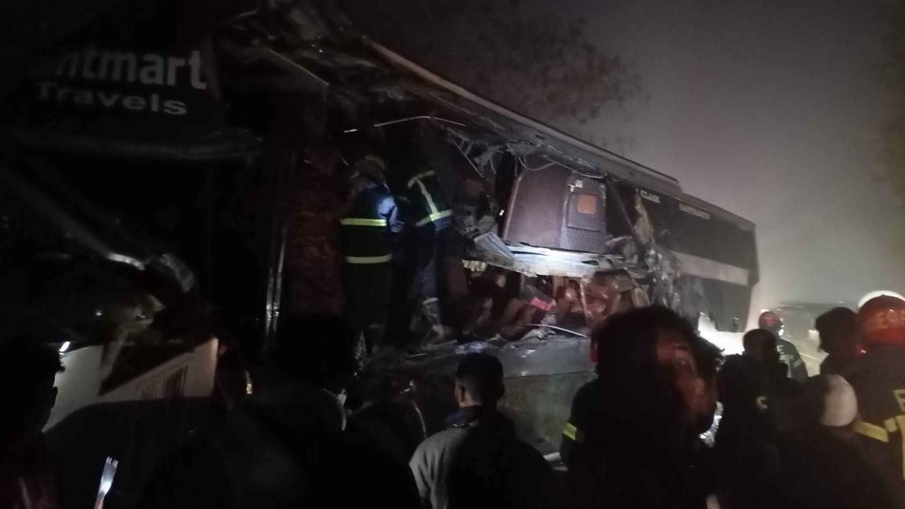 মীরসরাইয়ে দাঁড়িয়ে থাকা ট্রাকে বাসের ধাক্কা, নৌবাহিনীর সদস্যসহ নিহত ৩