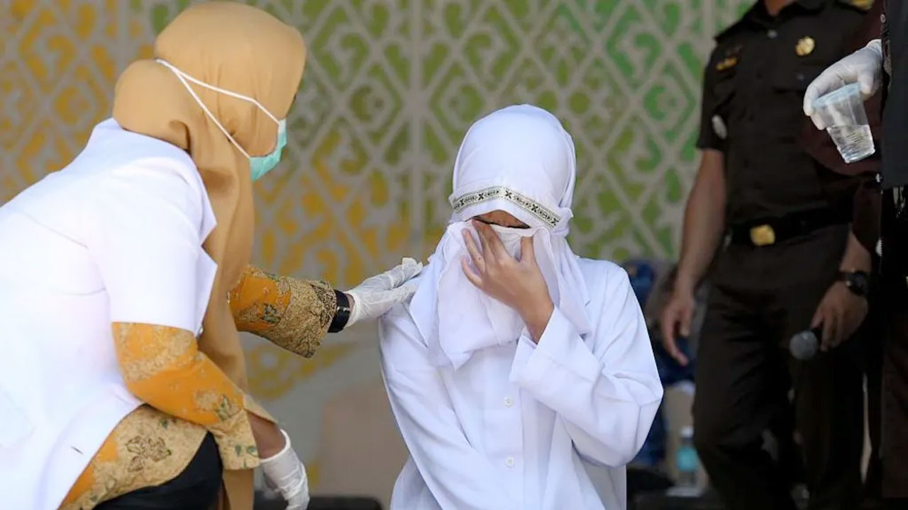 ইন্দোনেশিয়ায় যুগলকে রেকর্ড ১৪০টি বেত্রাঘাত, তরুণী অজ্ঞান