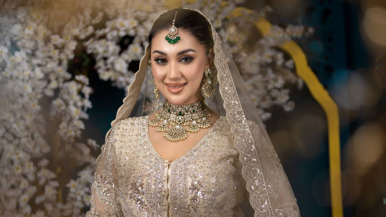 ব্রাইডাল ফটোশুটে নজর কাড়লেন অপু বিশ্বাস